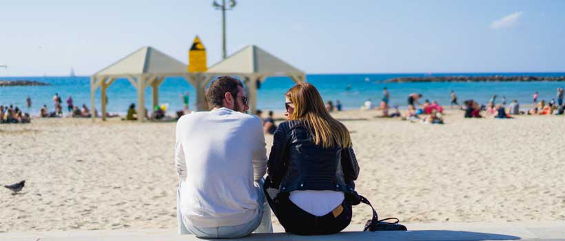 בילוגי זוגי בחוף היום בתל אביב